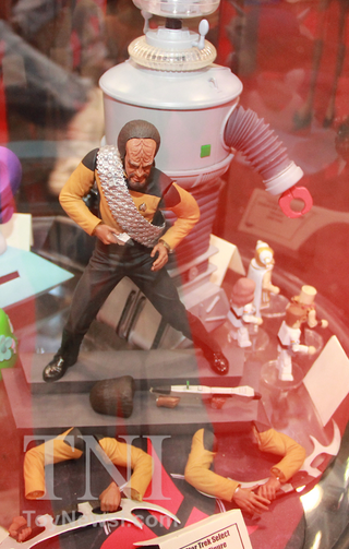 Illustration for article titled Today is a good day to not die, but ogle this wonderful Worf figure!